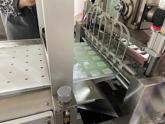 Szybka medyczna automatyczna maszyna do produkcji wacików z wacikiem alkoholowym