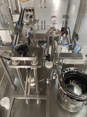 Mała pojemność Całkowicie automatyczna maszyna do napełniania płynnym produktem 3 ml 5 ml 10 ml żelu medycznego