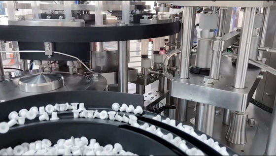 Maszyna do wypełniania i zatykania ampułkowanych strzykawek