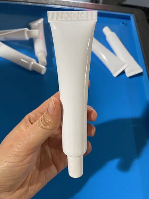 Sprzęt do pakowania i uszczelniającego do wypełniania kondensowanych rur mleka