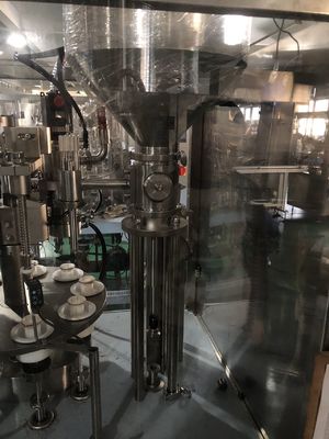 Sprzęt do pakowania i uszczelniającego do wypełniania kondensowanych rur mleka