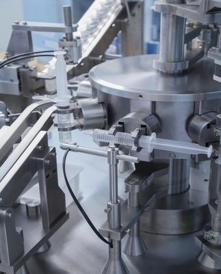 Automatyczna aseptyczna maszyna do napełniania strzykawek pre-filled z tworzywa sztucznego do jednorazowego użytku z płynnym lekiem