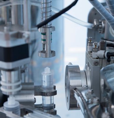 Automatyczna aseptyczna maszyna do napełniania strzykawek pre-filled z tworzywa sztucznego do jednorazowego użytku z płynnym lekiem