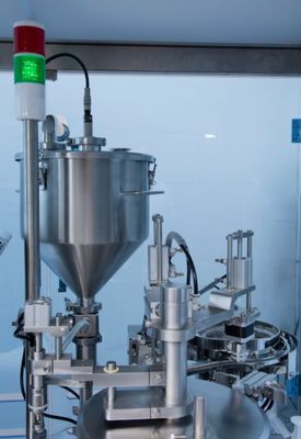 Automatyczna aseptyczna maszyna do napełniania strzykawek pre-filled z tworzywa sztucznego do jednorazowego użytku z płynnym lekiem