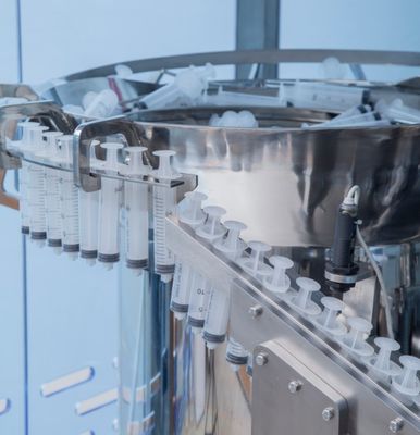 Automatyczna aseptyczna maszyna do napełniania strzykawek pre-filled z tworzywa sztucznego do jednorazowego użytku z płynnym lekiem