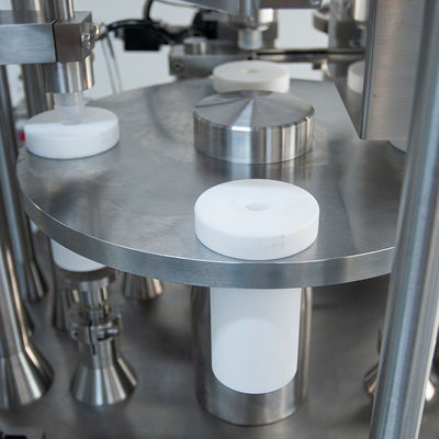 Automatyczna napełniarka strzykawek pre-filled z zamknięciem Luer Lock, napełnianie żelem i zamykanie strzykawek szklanych