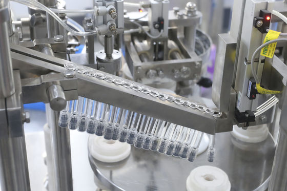 Automatyczna napełniarka strzykawek pre-filled z zamknięciem Luer Lock, napełnianie żelem i zamykanie strzykawek szklanych