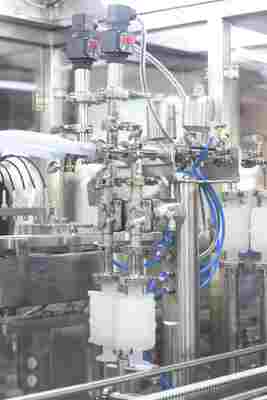 Szybka zautomatyzowana linia do napełniania fabrycznie napełnionych strzykawek RTU do produkcji sterylnych leków