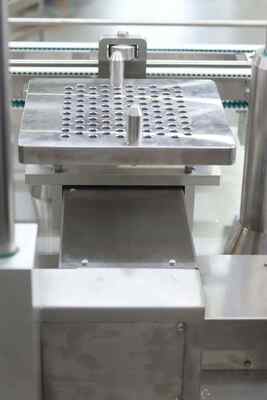 Maszyna do napełniania ampułko-strzykawek farmaceutycznym płynnym kwasem hialuronowym