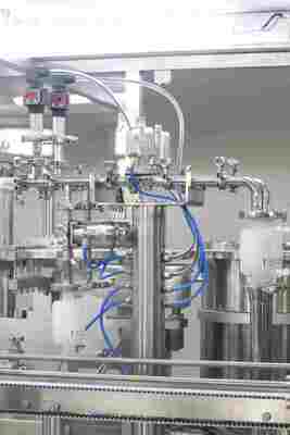 Maszyna do napełniania ampułko-strzykawek farmaceutycznym płynnym kwasem hialuronowym