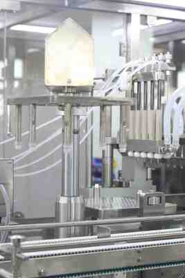 Automatyczna napełniarka strzykawek farmaceutycznych GMP z tworzywa sztucznego o dużej wydajności