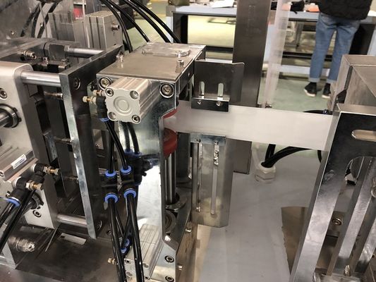 CPP Film Pojedyncze opakowanie Składana maszyna do pakowania chusteczek nawilżanych 120 worków / min, linia do produkcji chusteczek do ręczników
